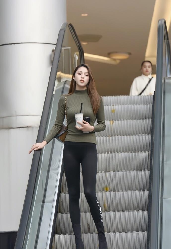  「魅力」街拍：修身的服装，非常时尚有魅力!