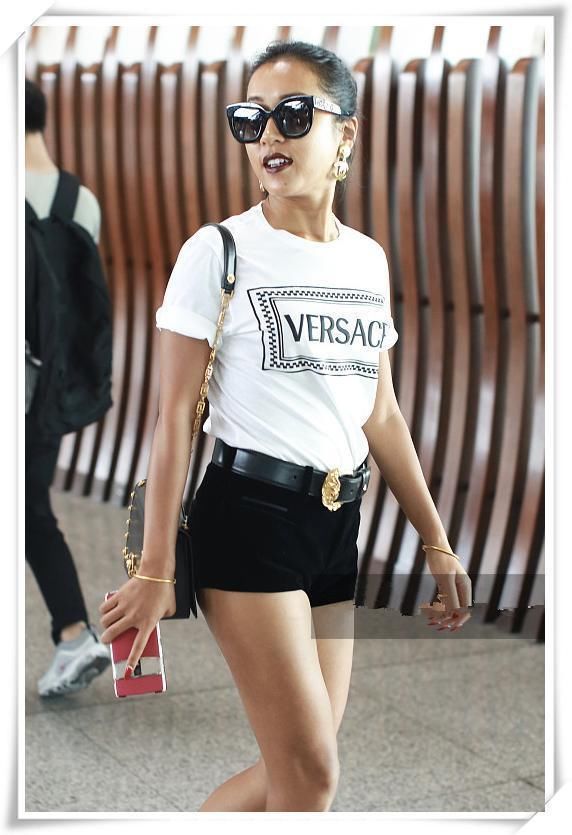 吉克隽逸现身机场，穿热裤大秀美腿，但看到她脚下的蛇皮靴我呆了