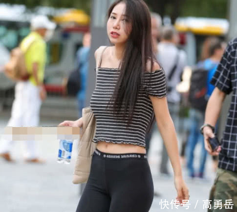 你们最爱的一字肩小姐姐，紧身裤裹出紧俏美臀，甜美一笑很入镜