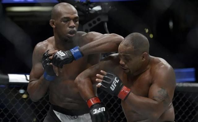  【琼斯】UFC轻重量级冠军炮轰泰森：他已经让人们失去兴趣，我比赛才好看
