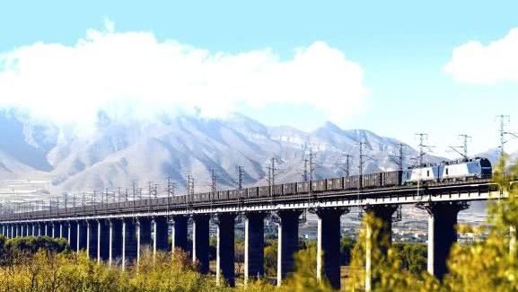  #汽车#中国的一列特殊列车，包括320辆汽车和4个火车头