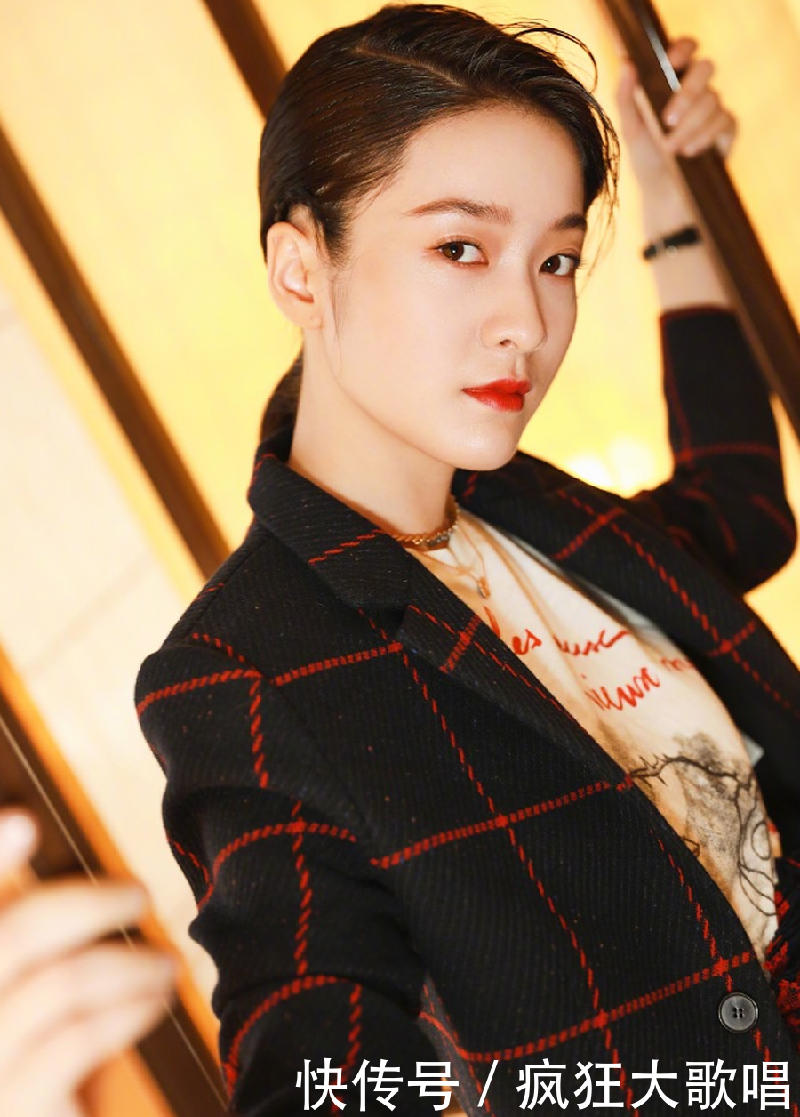 张雪迎西装造型撞上李沁，一个精修图一个机场照，李沁竟然完胜！