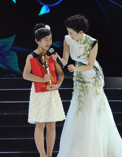 8岁击败胡歌夺奖,冯小刚说她是表演天才,网友