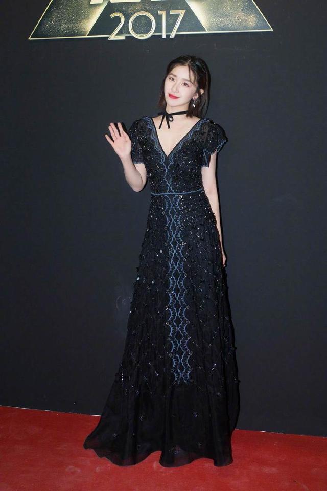 阚清子一袭黑色V领长裙撞衫马苏,相差7岁差距太大网友:没法比