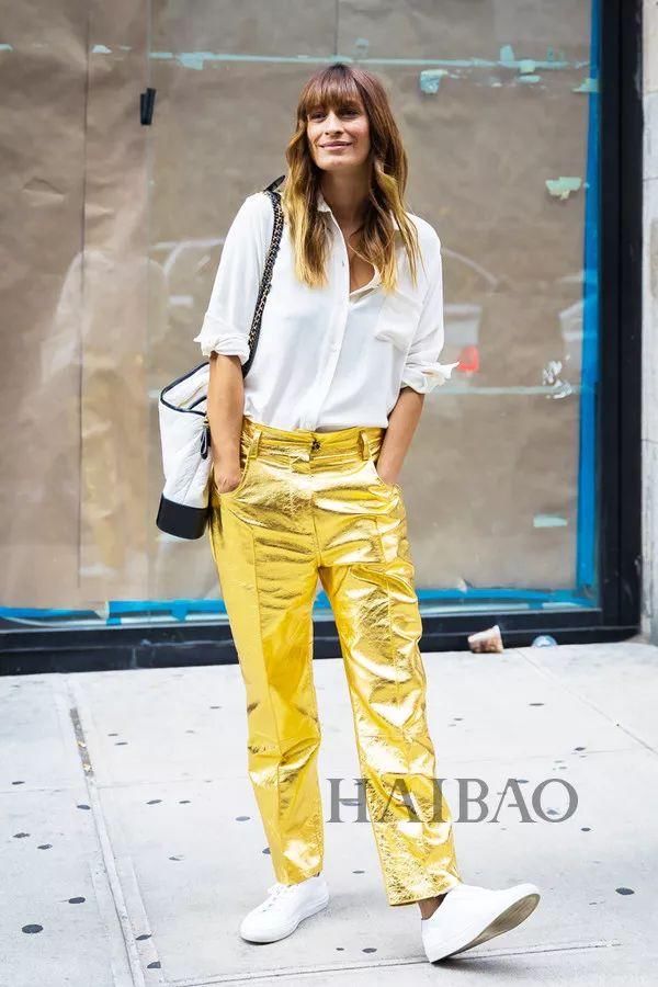 白色上装+亮色下装的三种穿搭方式，减龄显瘦正流行，贝嫂肯豆都