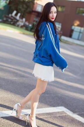 扮嫩只服李小璐！露脐装+热裤36岁嫩成16岁，网友：又做头发了？