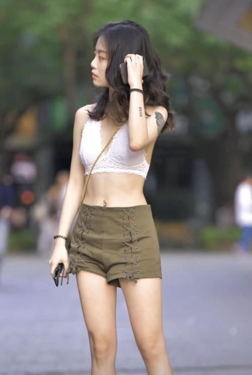  酷似|小姐姐风格酷似韩剧女主角，白色吊带搭配短裤，展现完美好身材