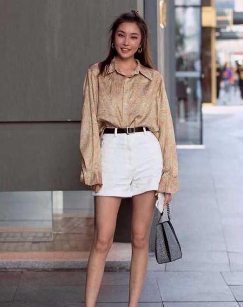  搭配■街拍：兰质蕙心的美女，一件白色上衣配灰色百褶裙，时尚靓丽气息