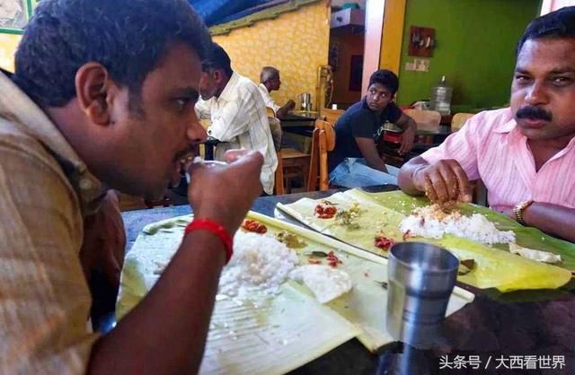 印度人在中国旅游，买了一份蛋炒饭，准备吃时老板喊住了他！