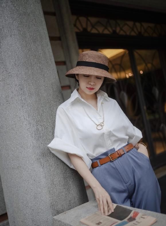  『看上去更加』“女神时尚博主”平时的穿衣搭配，淡绿色衬衣配乳白色花纹锥形裤，高級空气