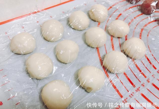  清明@清明时节教你做桃花酥，酥得掉渣一学就会，长辈特喜欢，全家爱吃