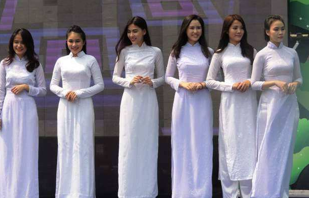 300块能换100万越南盾，能在越南买到什么？越南美女告诉你！