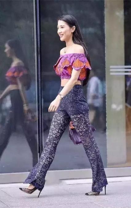 街拍：超有气质的小姐姐，连衣裙下性感S曲线堪称完美！