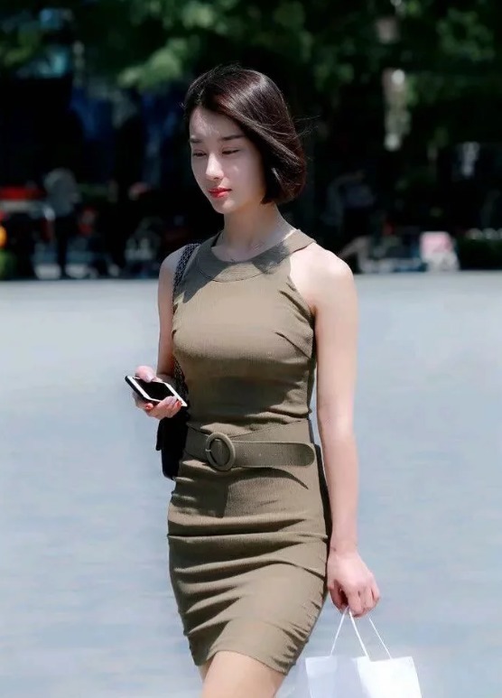 『美女』亭亭玉立的打底裤美女, 红色彰显性感, 凸显婀娜多姿的迷人身材