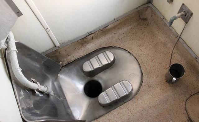 印度女孩来中国旅游，刚下高铁就直呼受不了:上厕所太不方便了!