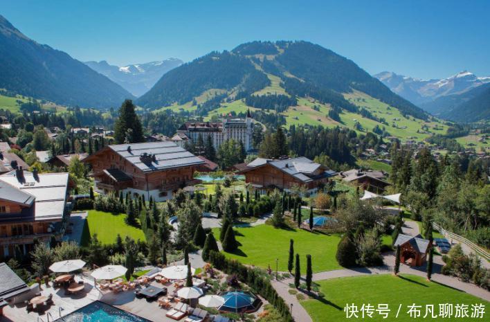 这个酒店既没有屋顶，而且墙壁还只有半面，但游客们却非常喜爱！