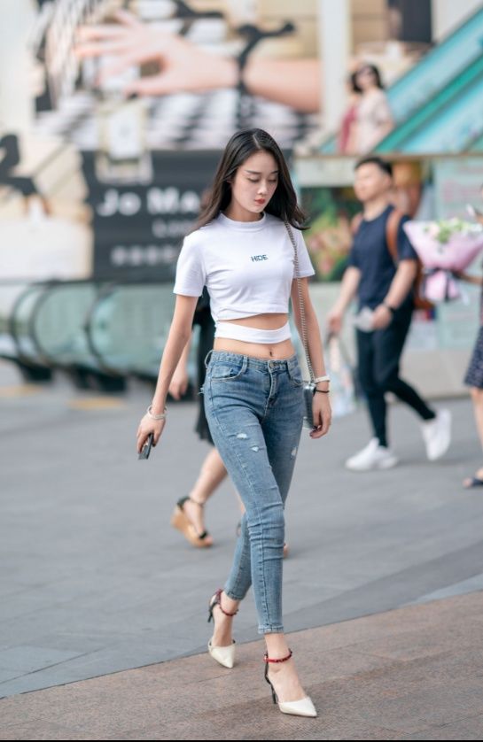 卡其色、牛仔蓝、灰色修身裤的上身效果,卡其色很抢眼!