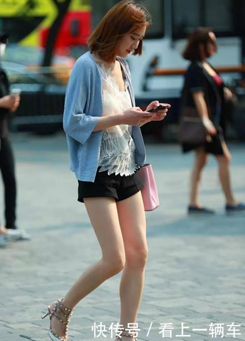  『温文尔雅』街拍：温文尔雅的美女，一件条纹连衣裙，时尚魅力女神气质