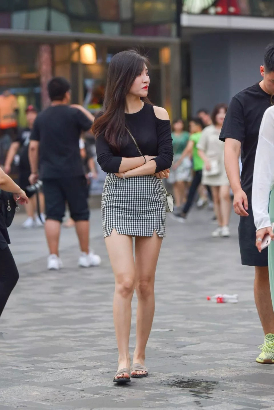 设计|街拍:嫌弃千篇一律的设计, 美女“一剪刀”剪了个角