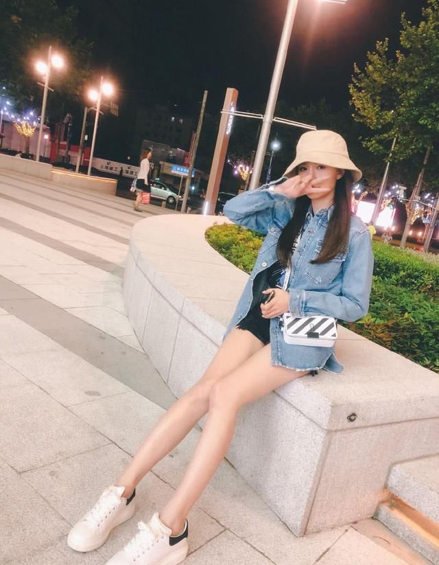 沈梦辰黑色绑带T恤吸睛,身材不好真不敢穿,网友:这个很凉快!