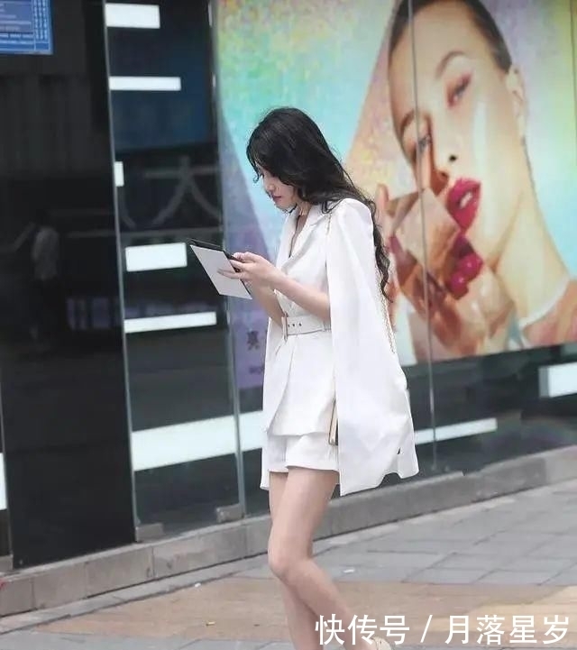  小姐姐|街拍打底裤小姐姐,散发着纯洁唯美的气息,更加挺拔有型