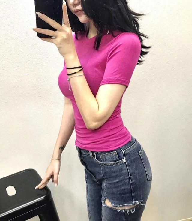 很显女神魅力的小脚皮裤装扮，充满了女性的干练气息！