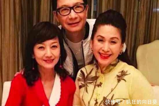 迪丽热巴也太惊艳了！抹胸薄纱裙不停往上撩，连坐姿都那么特别！