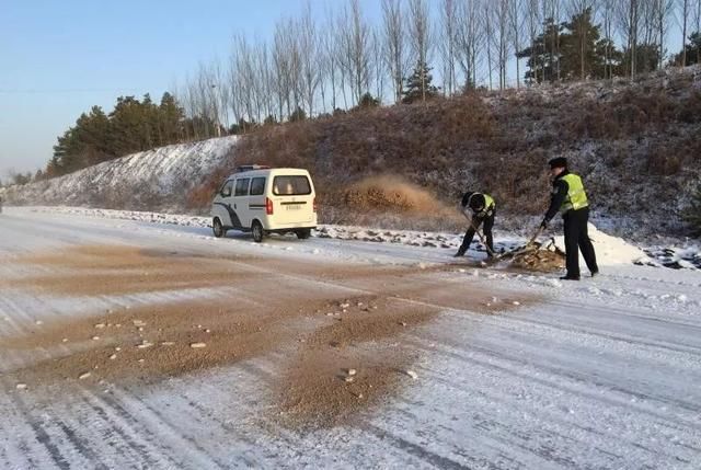 正是这些风雪中坚守的身影，让这个寒冷的季节多了许多温暖