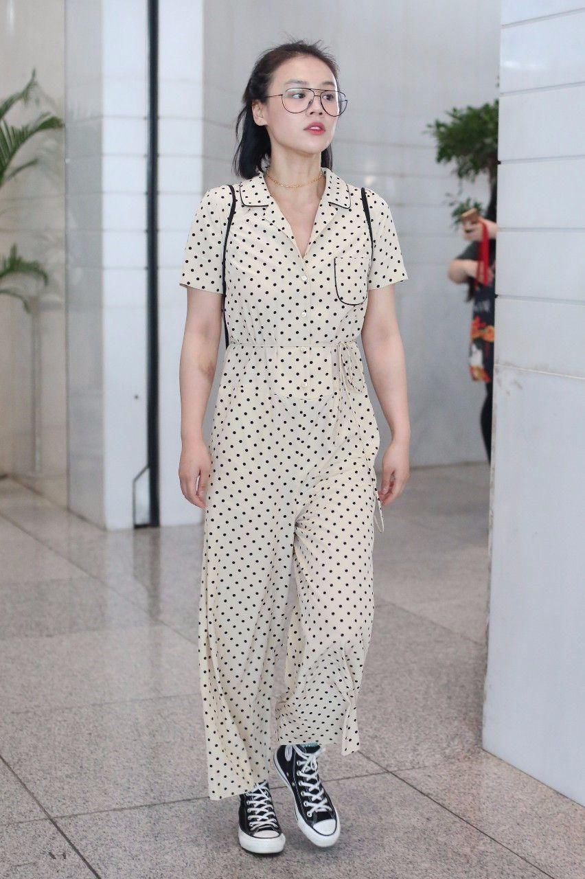 如果不是马思纯这个颜和这个腿，这身衣服穿着真不行!