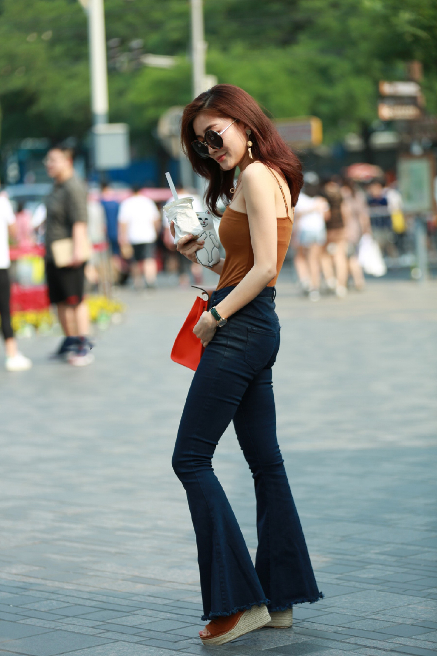 傲人身材的颜值美女，穿紧身喇叭裤显高显瘦显身材！