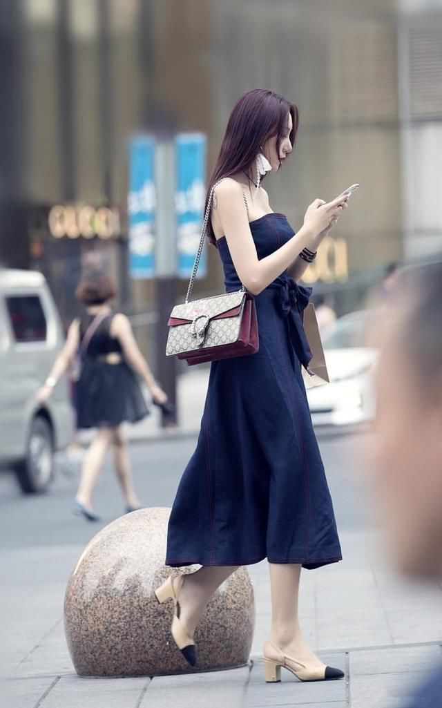 街拍:连衣裙的美不仅可以修饰大长腿,更能彰显女人味十足!