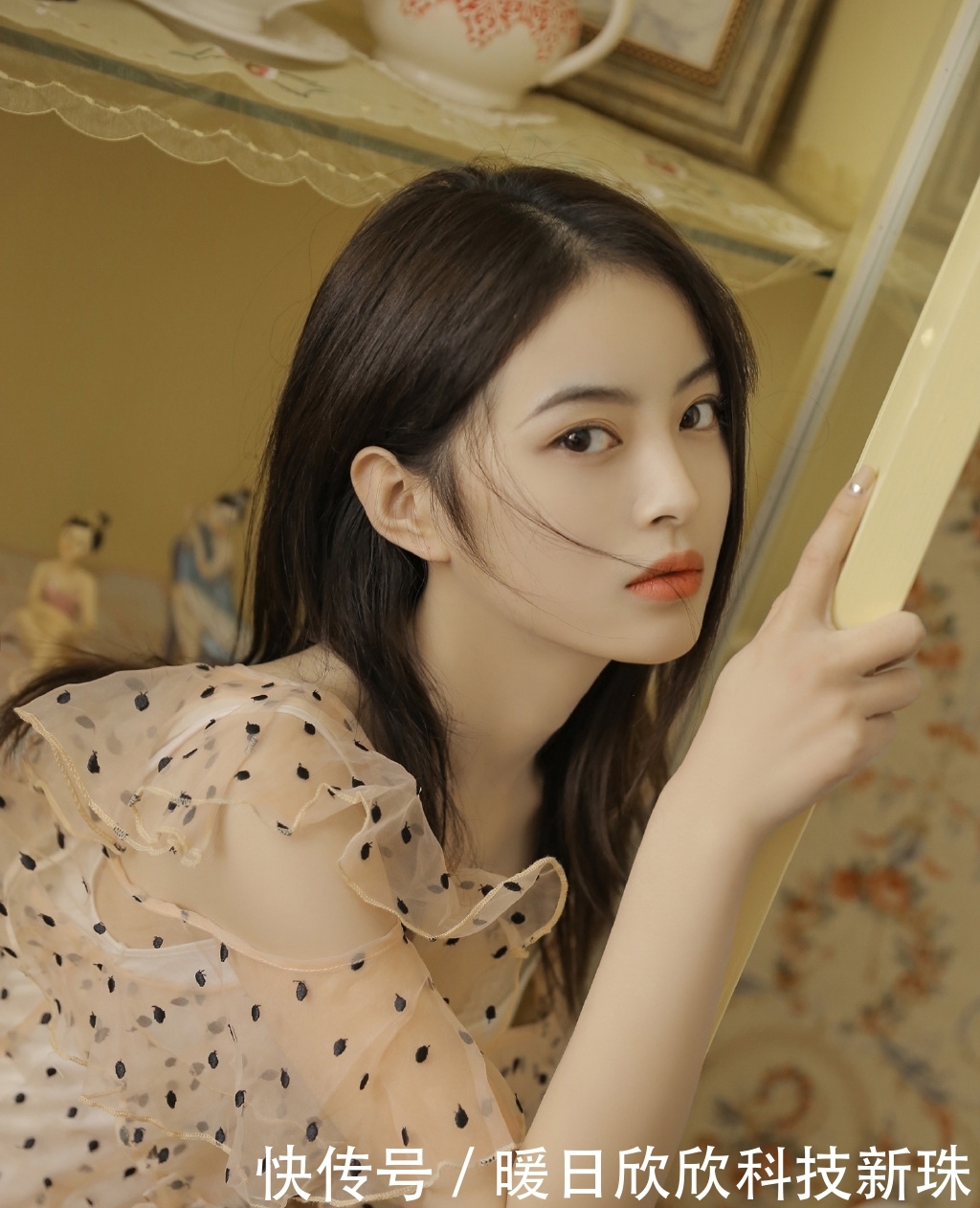 「写真」美女写真:透明纱裙美女白嫩美腿性感写真图片。