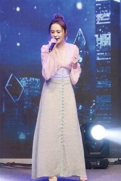  「呈现的更」阿娇终于穿对了，黑色V领连衣裙至少显瘦10斤，终于信是110斤了