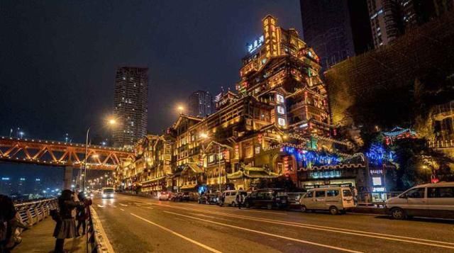  「要为大家介绍」中国目前最强的三座新一线，成都、重庆和杭州，未来谁将脱颖而出