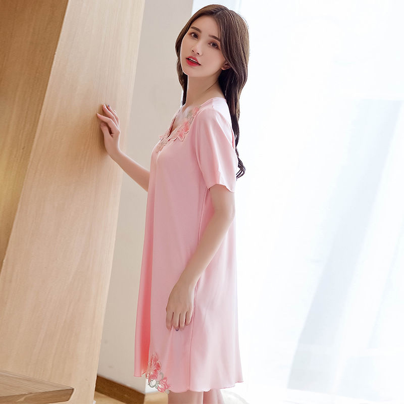 女人被内内“裹”了一天，洗完澡就别穿了，睡衣挂身简直迷死人