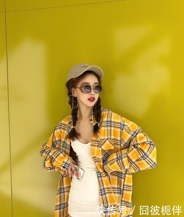  #简洁#路人街拍，美女可爱又美丽，穿白色的连衣裙，简洁大气