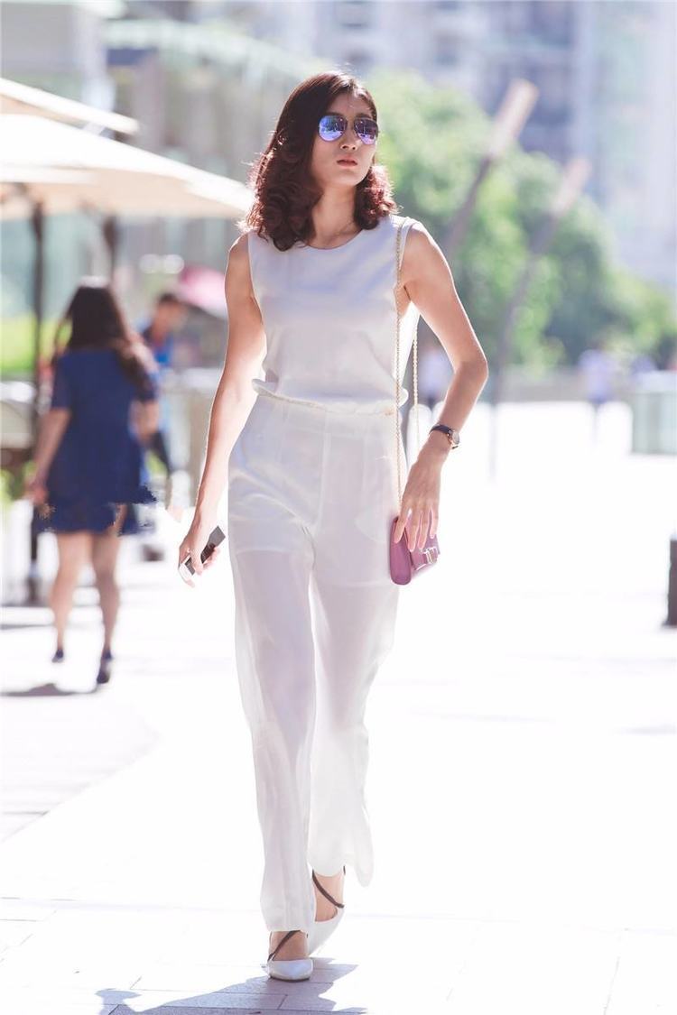  『都市』街拍体态轻盈的小美女，言行举止端庄娴雅，真是绝美的都市丽人