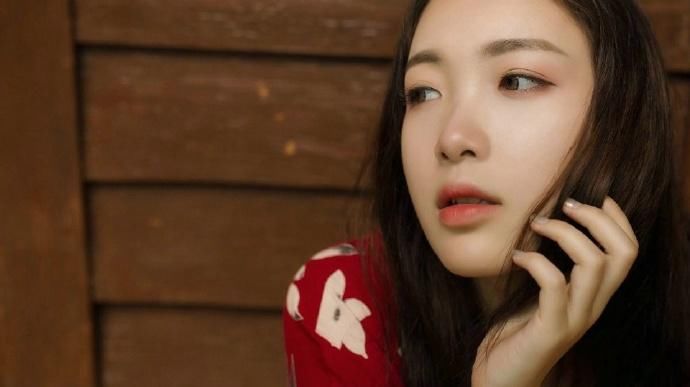 丰满大胸美女忧郁性感撩人写真图片