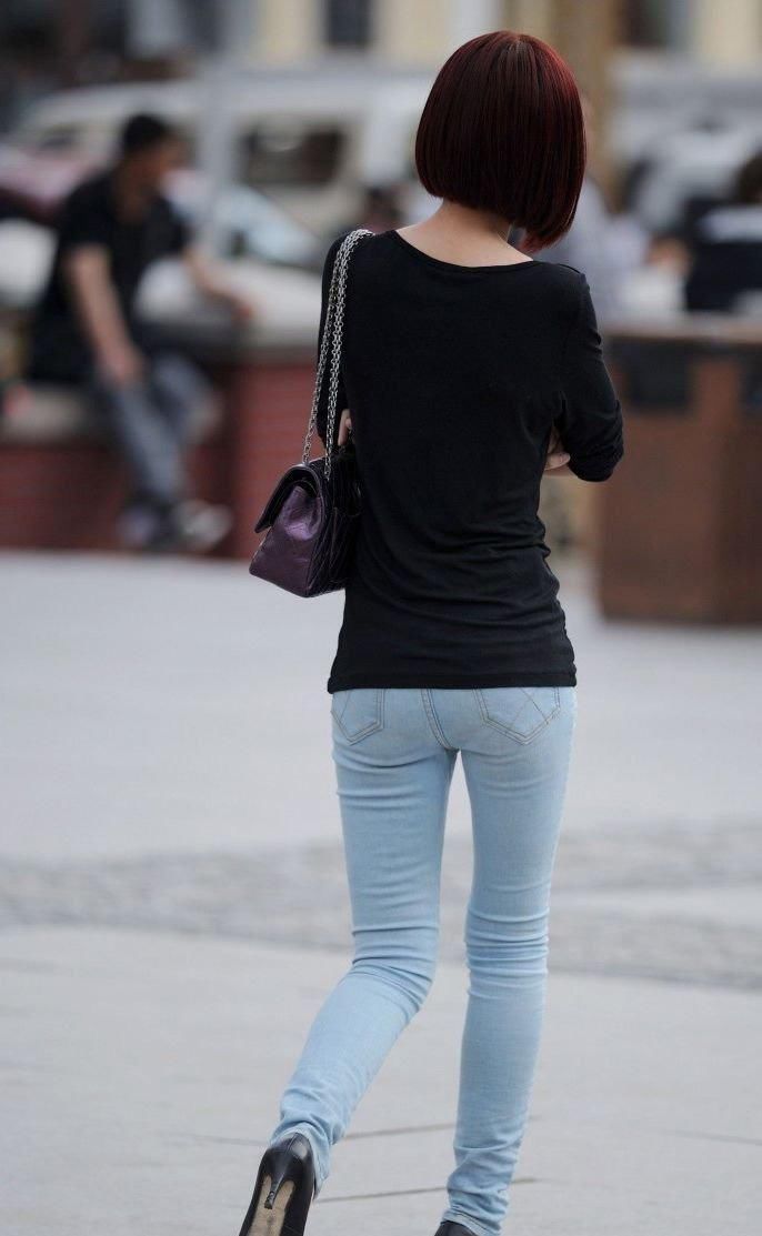 广场街拍:牛仔裤高挑身材美女,走路都带风