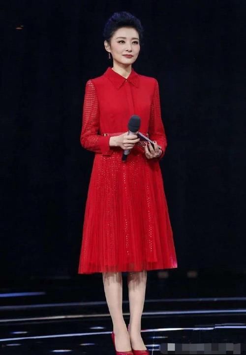  『样式』周涛52岁晒美照，穿白色上衣利落大方，诠释真正的东方美