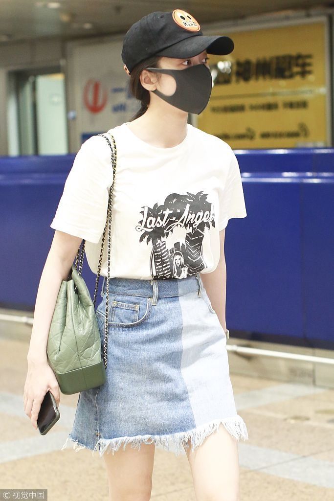 张雪迎白T配牛仔裙清纯秀美腿 口罩帽子难掩胶原蛋白少女脸