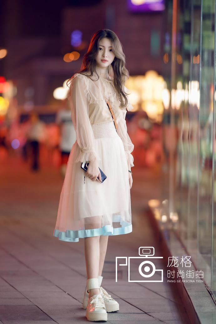 街拍：夏天穿深V既性感又fashion，藏不住的好身材，女人味十足！