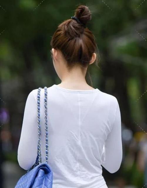 『粉色』街拍：姿色天然的美女，一条粉色的吊带连衣裙，时尚女神气质迷人