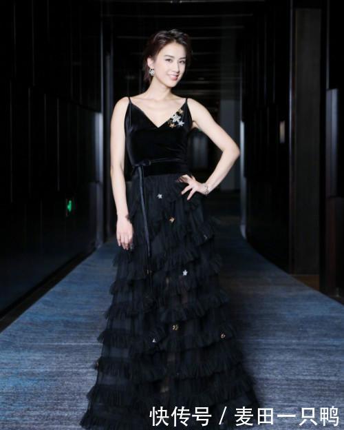 她16岁被星探发掘，曾因房子太大租房子拍综艺，女人味十足！