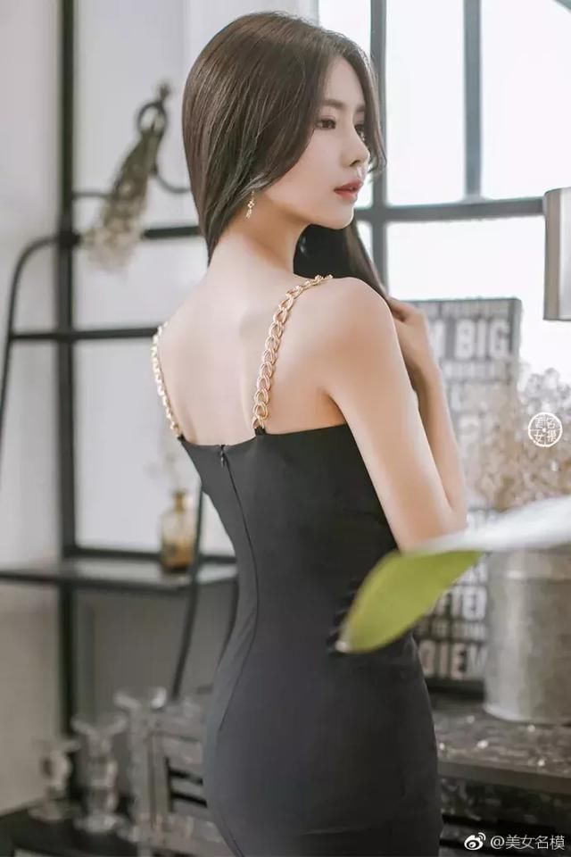 室内美女写真集：一种老照片复古的感觉，让吊带裙充满了时间感！