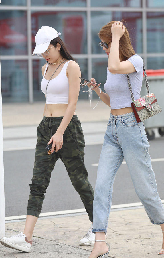 气质小姐姐紧身露脐装尽心女人的万种风情,这位美女一看就是练家