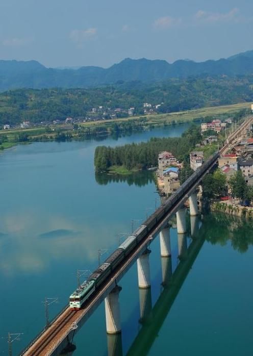  明年■重庆到湖南即将迎来第三条铁路，全长625公里，计划明年建