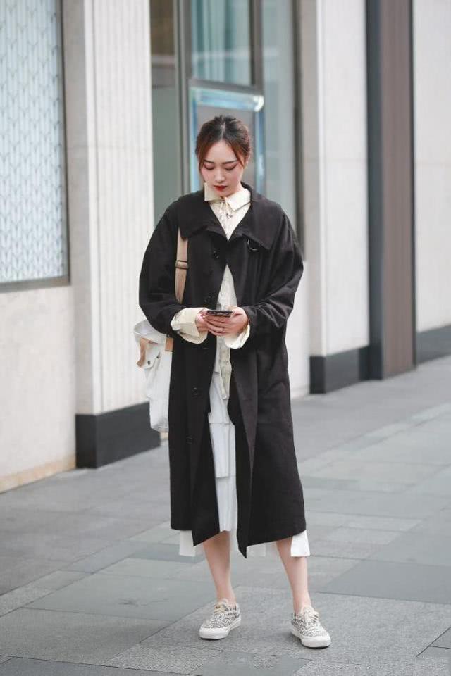  『身材』街拍：身材高雅的美女，休闲开衫搭配百褶裙，给人帅气唯美的气质感