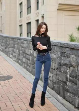 身材姣好的美女，穿上了牛仔裤之后就显得更有气质了！