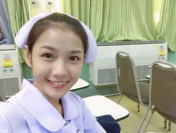 这名护士笑容甜到萤幕长蚂蚁了,完美比例身材